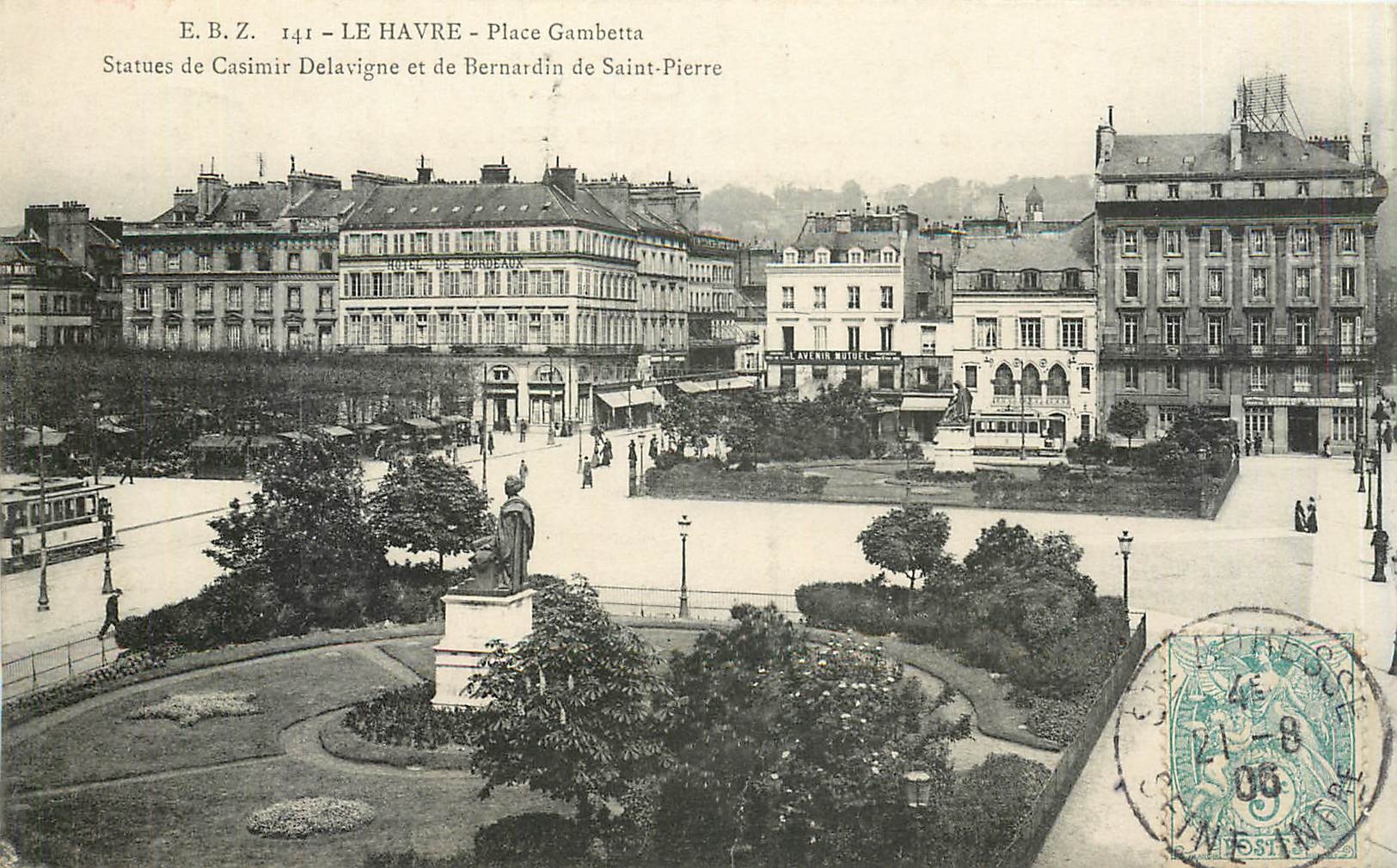CPA Le Havre Place Gambetta Statues de Casimir Delavigne et de Bernardin de Saint Pierre 