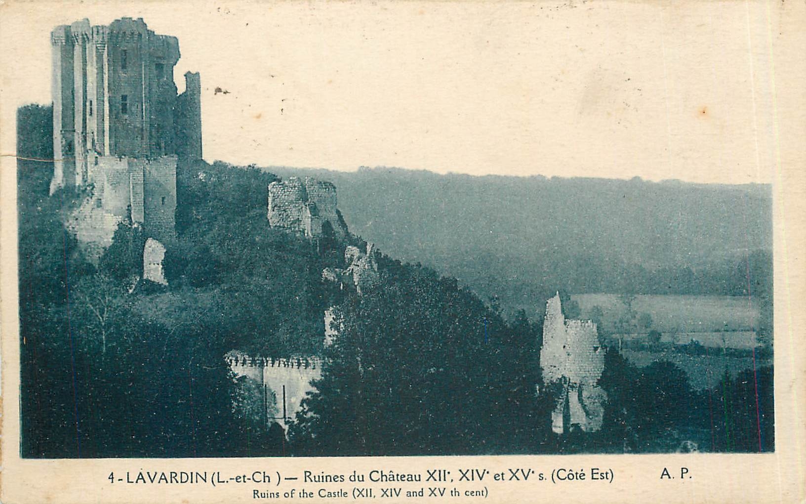Lăvardin (L.-et-Ch) — Ruins of the Castle XIIth, XIVth and XVth centuries (East Side) — A.P.