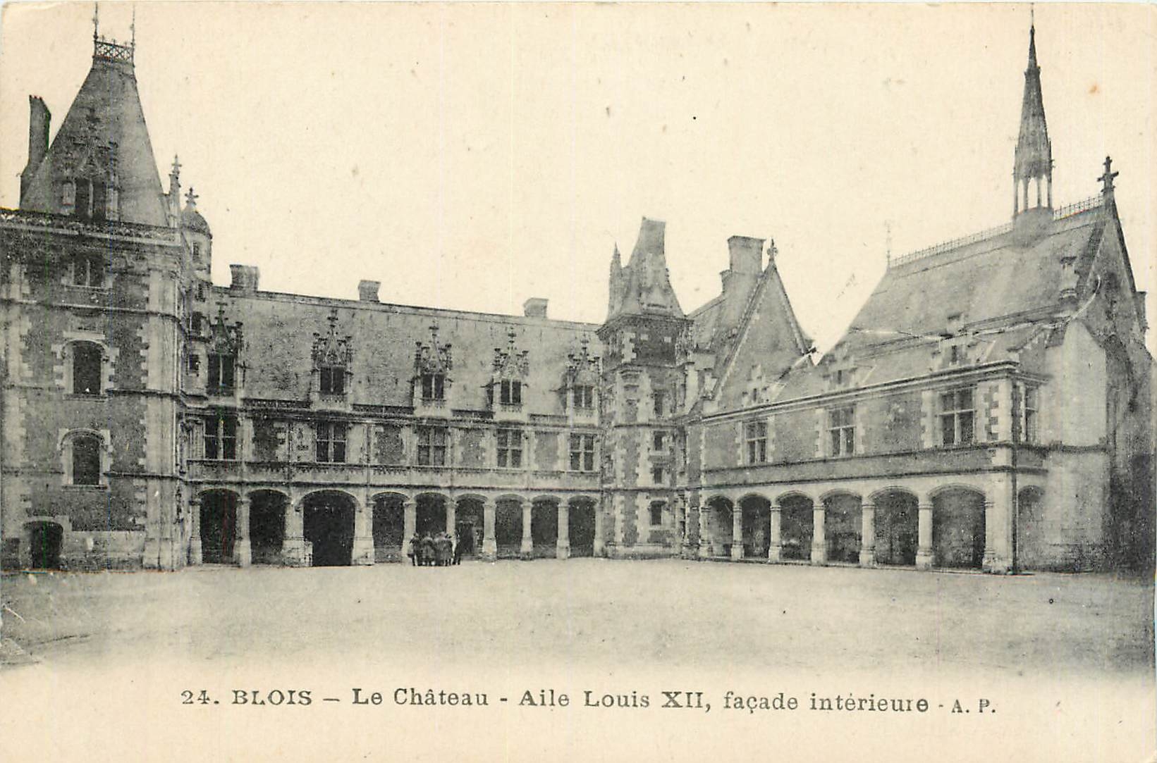 Blois — Le Château — Aile Louis XII, façade intérieure — A.P.