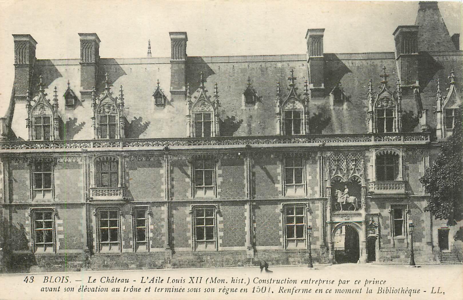 Blois — Le Château - L'Aile Louis XII (Mon. hist.) — Construction entreprise par ce prince avant son élévation au trône et terminée sous son règne en 1501. Renferme en ce moment la Bibliothèque - LL,