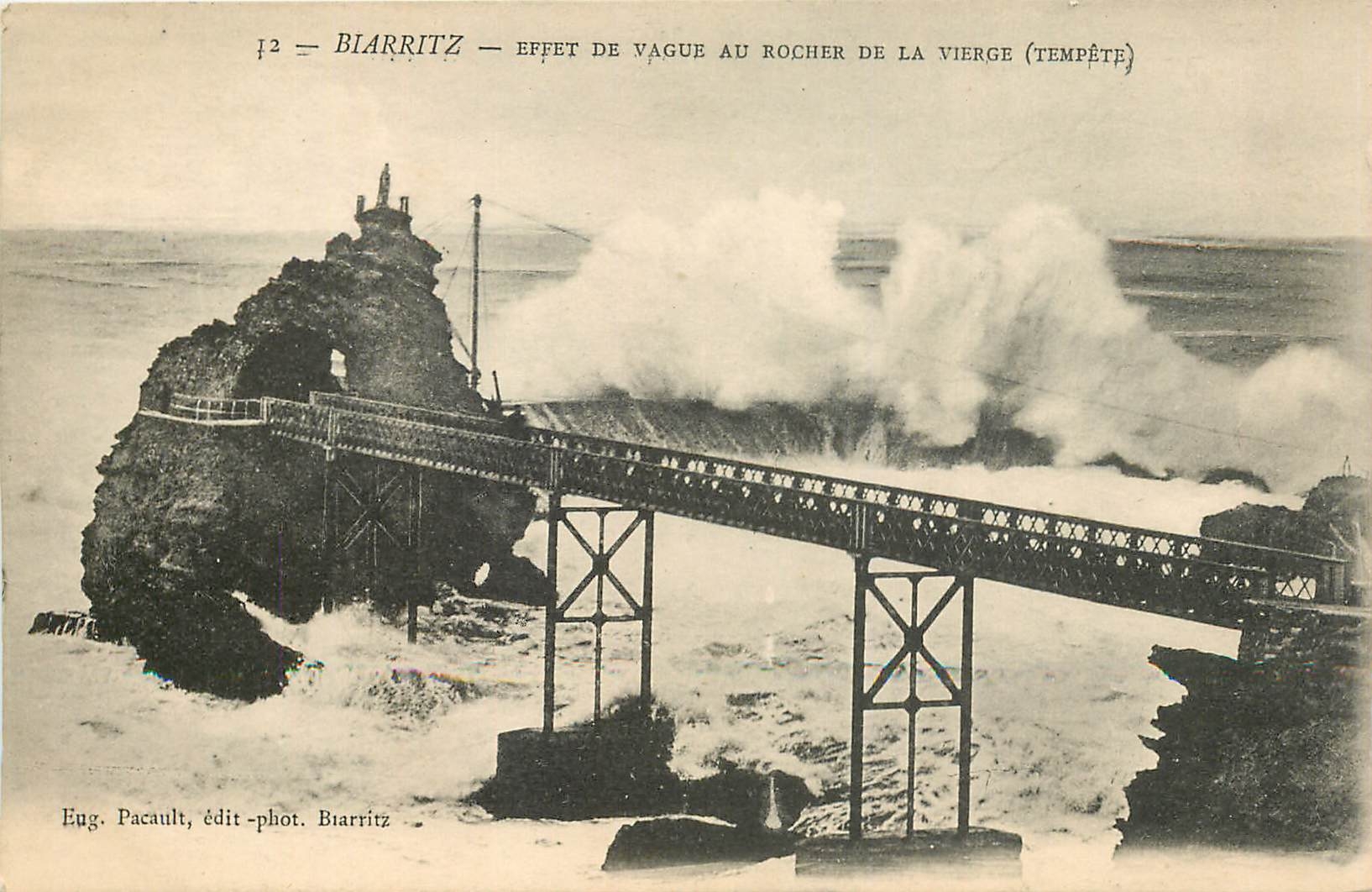Biarritz — Effet de vague au rocher de la Vierge (tempête) — Eug. Pacault, édit.-phot. Biarritz