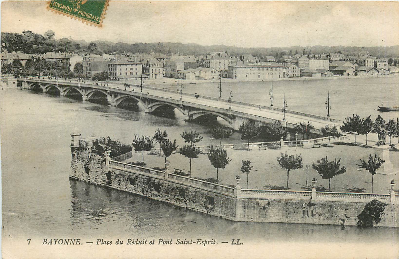 CPA Bayonne Place du Reduit et Pont Saint Esprit 