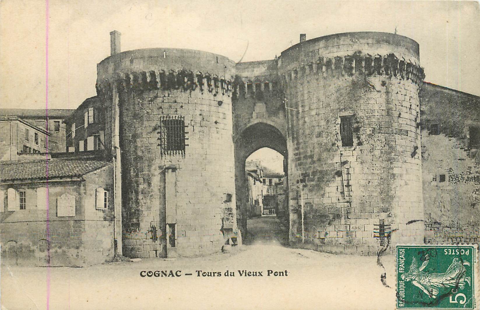 CPA Cognac Tours du Vieux Pont 