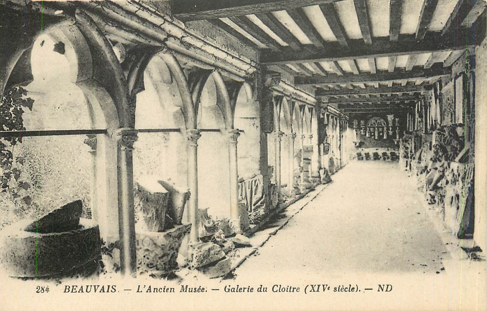 CPA Beauvais L'Ancien Musee Galerie du Cloitre 