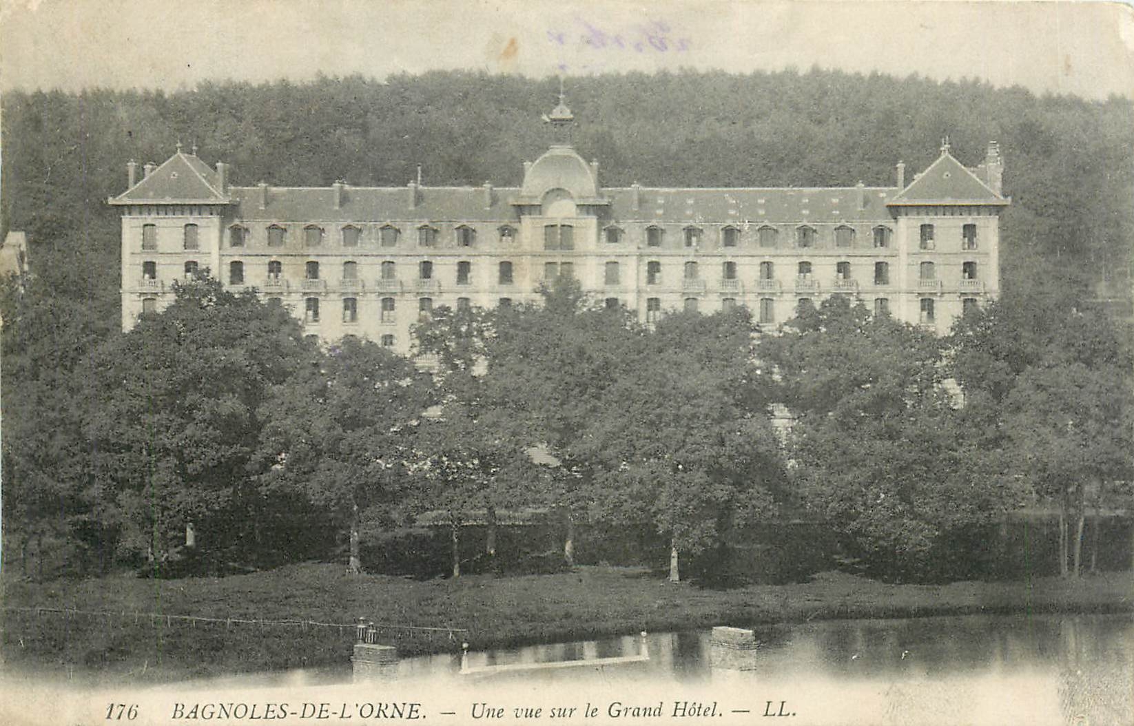 CPA Bagnoles de l'Orne Une vue sur le Grand Hotel 