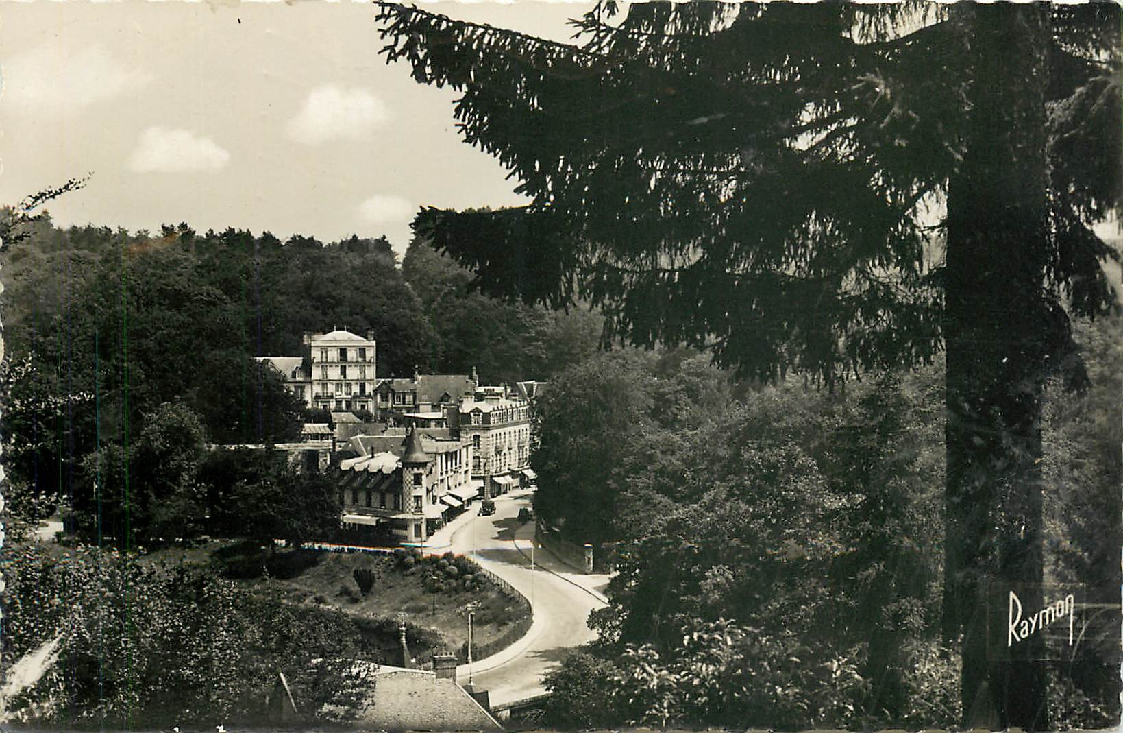 CPA Bagnoles de L'Orne Orne Vue sur l'Hotel La Potiniere et le Slendid Hotel 