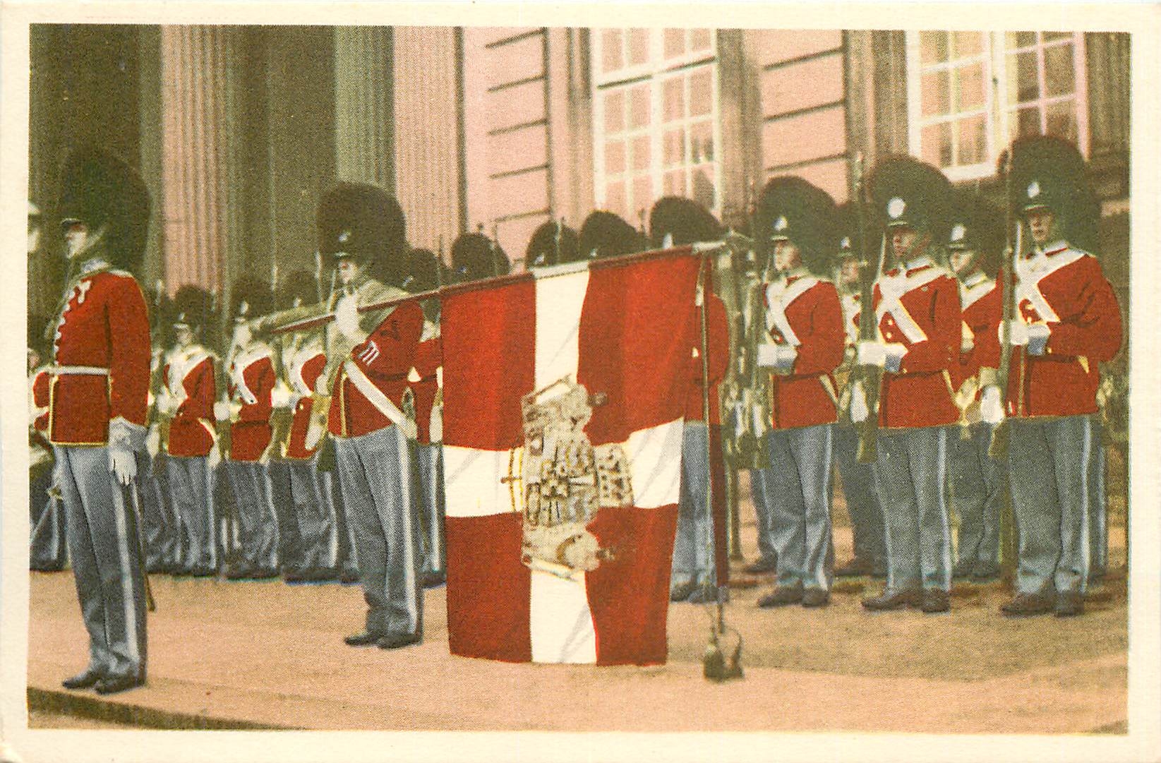 CPA Copenhagen The parade of the soldiers on Amalienborg 