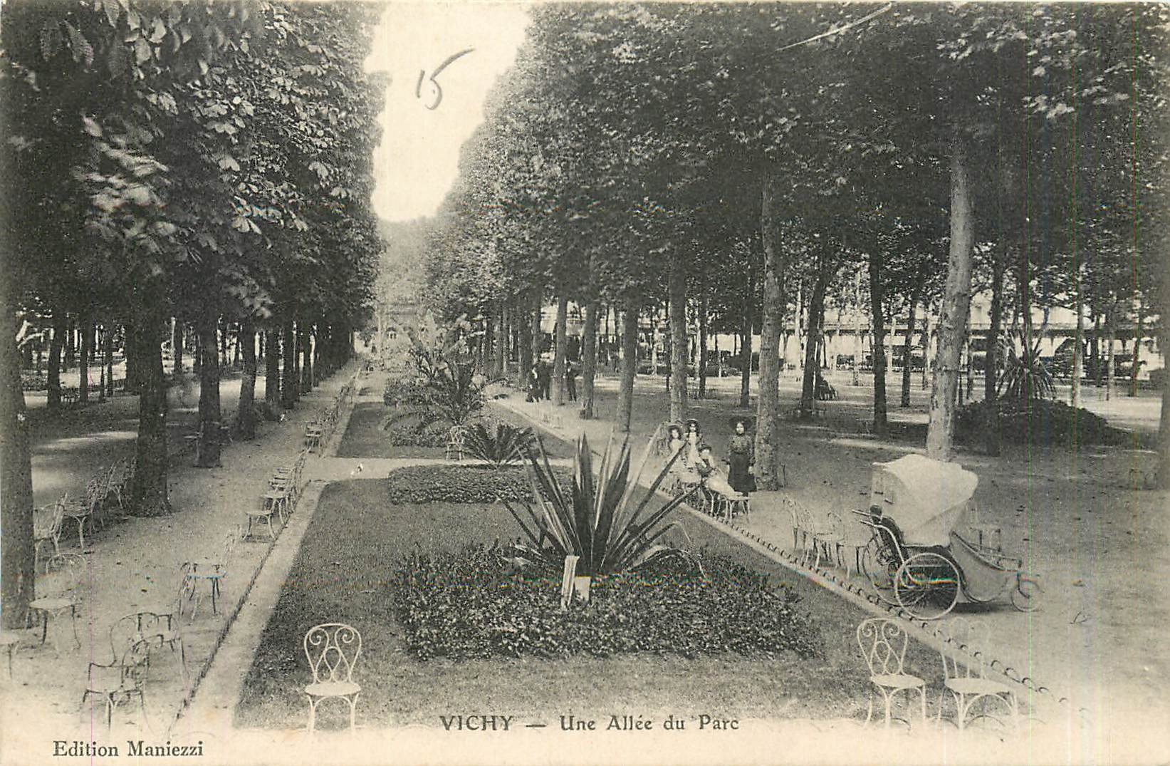 CPA Vichy Une Allee du Parc 