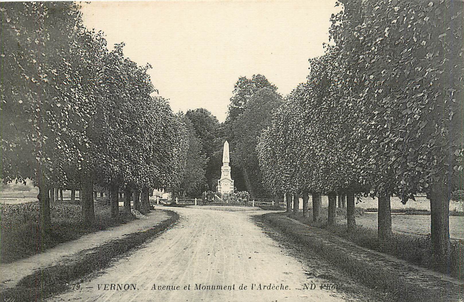 CPA Vernon Avenue et Monument de l'Ardeche 
