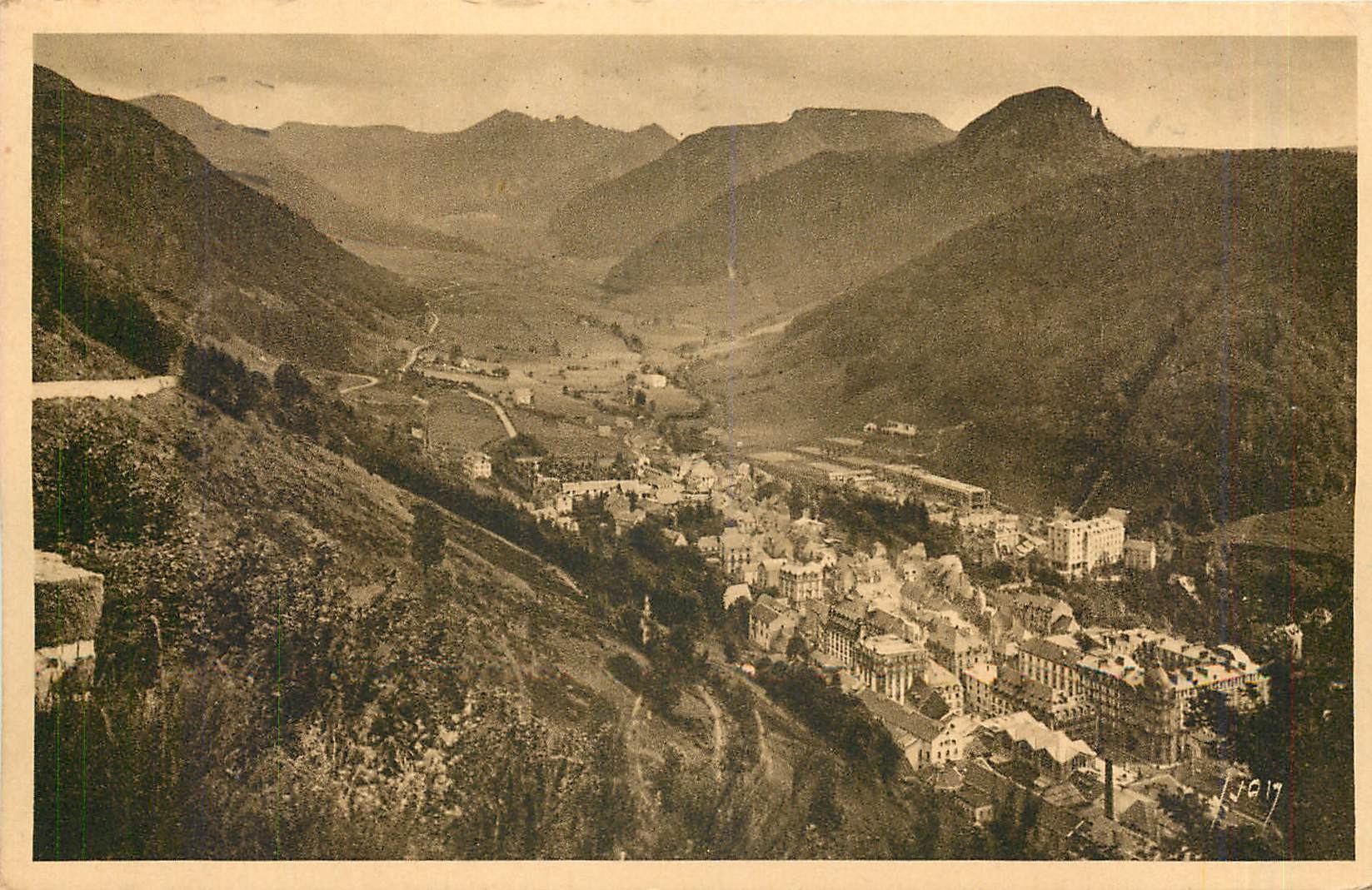 CPA Le Mont Dore Puy de Dome La Ville et la Vallee de la Dordogne 