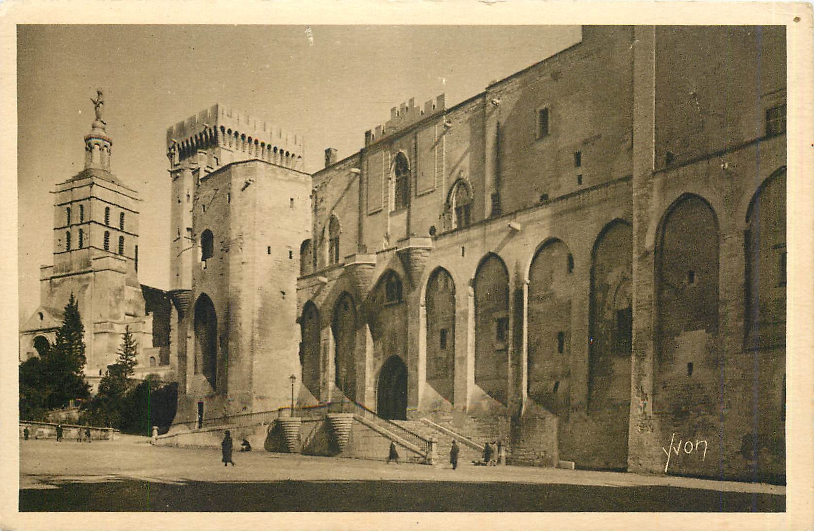 CPA Avignon Facade principale du Palais des Papes 