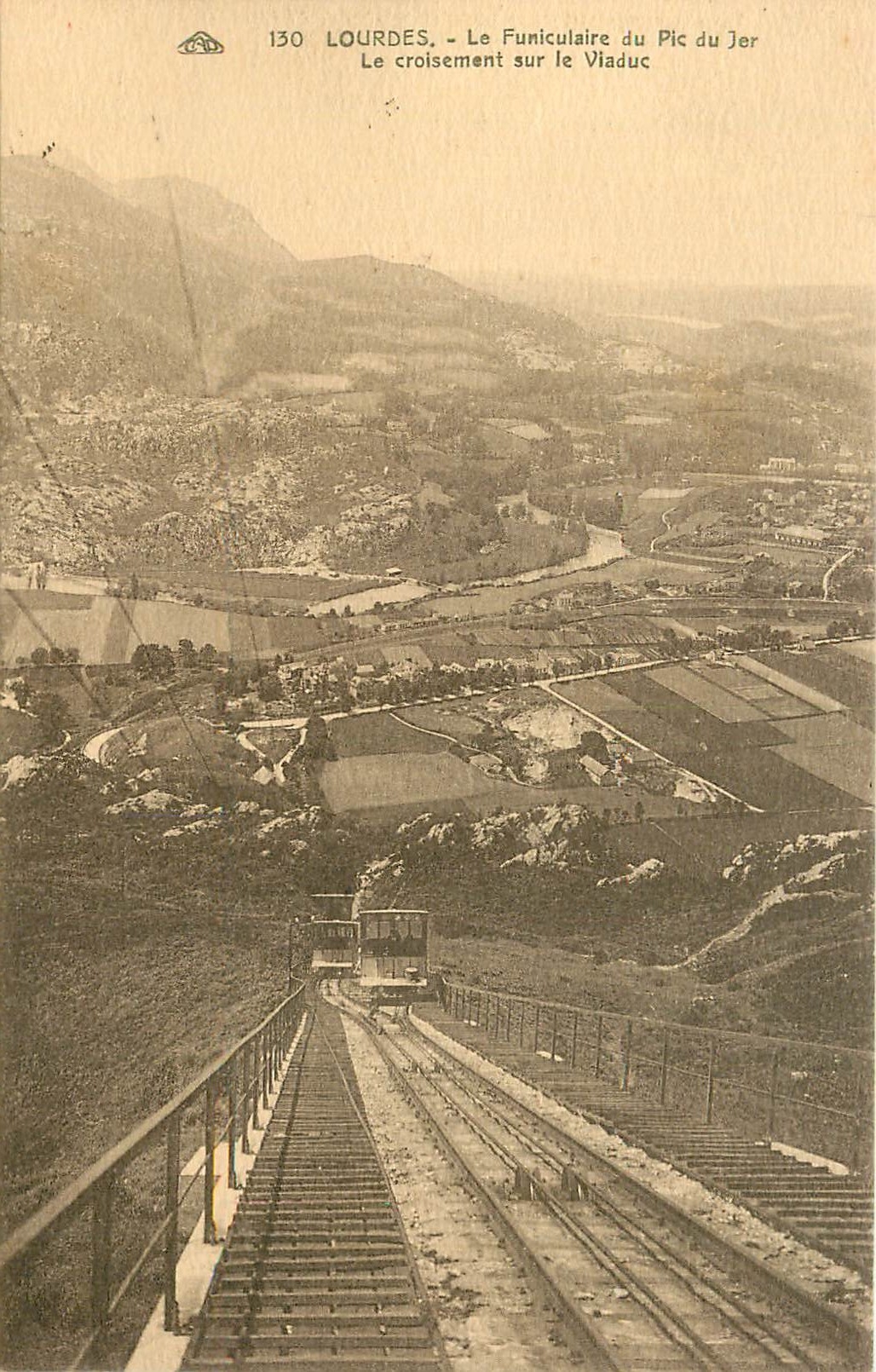 CPA Lourdes Le Funiculaire du Pic du Jer Le croisement sur le viaduc 