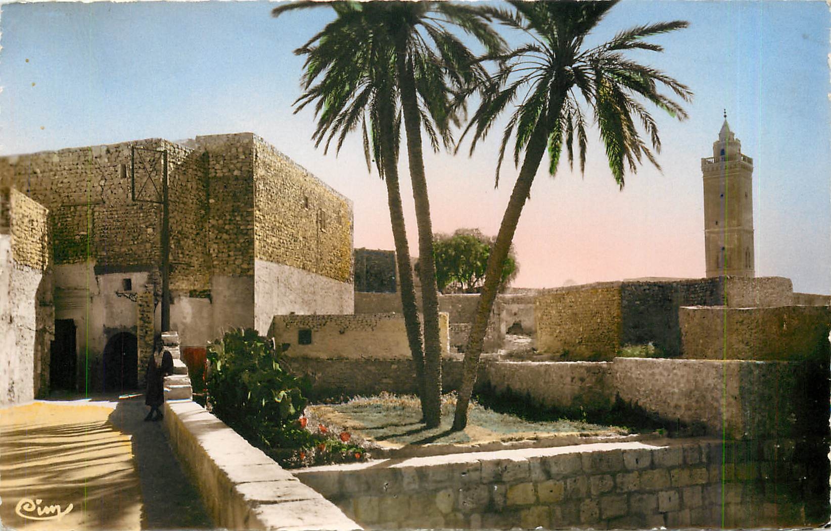CPA Gafsa Tunisie En fianant dans la Ville 
