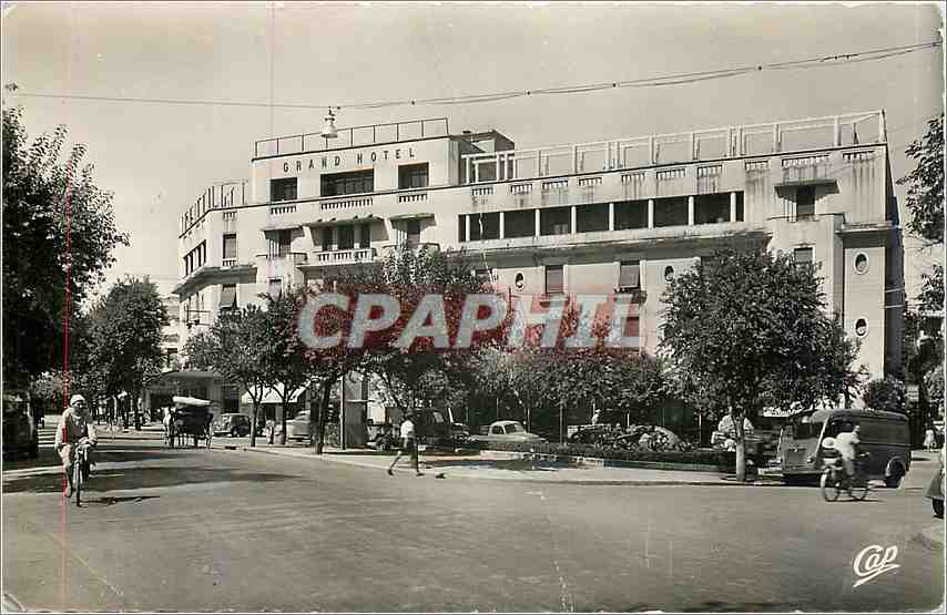 CPM Fes Le Grand Hotel et le Boulevard du 4e Tirailleur 