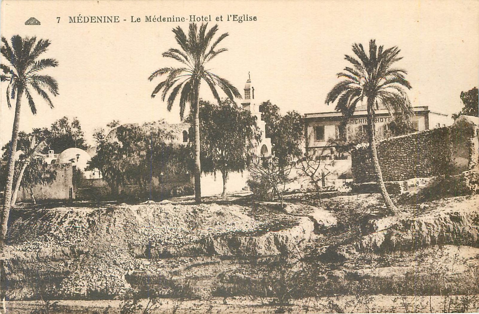 CPA Medenine La Medenine Hotel et l'Eglise 