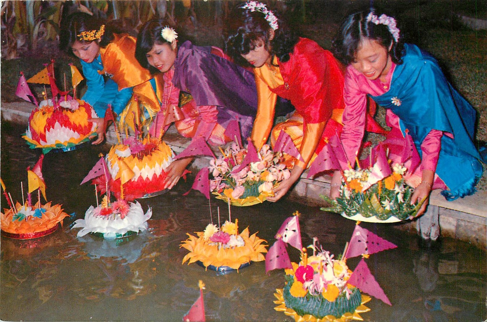 CPA Beautiful Thai Ladies enjoying the Loy Krathong Festival Floating Lighted Flowers down the river