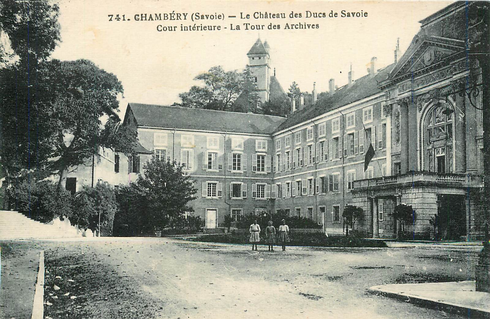 CPA Chambery Savoie Le Chateau des Ducs de Savoie Cour interieure La Tour des Archives 