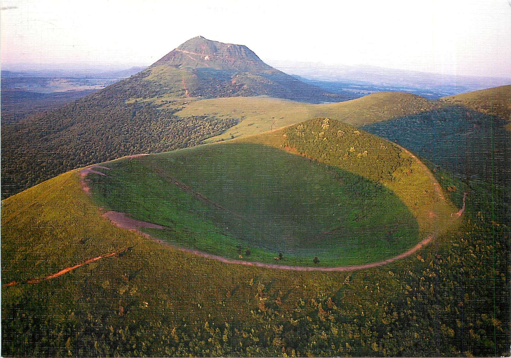 CPM Les Volcans d'Auvergne Le Cratere du Puy de Pariou Au loin le Puy de Dome 