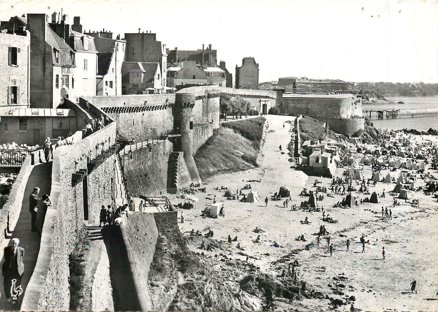CPM Saint Malo L et V La Plage Bati Secours et les Remparts 