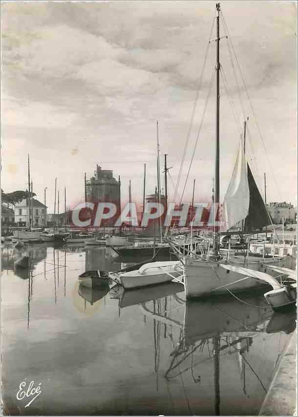 CPM La Rochelle Ch Mme Vue sur les Bassins au fond les Tours 