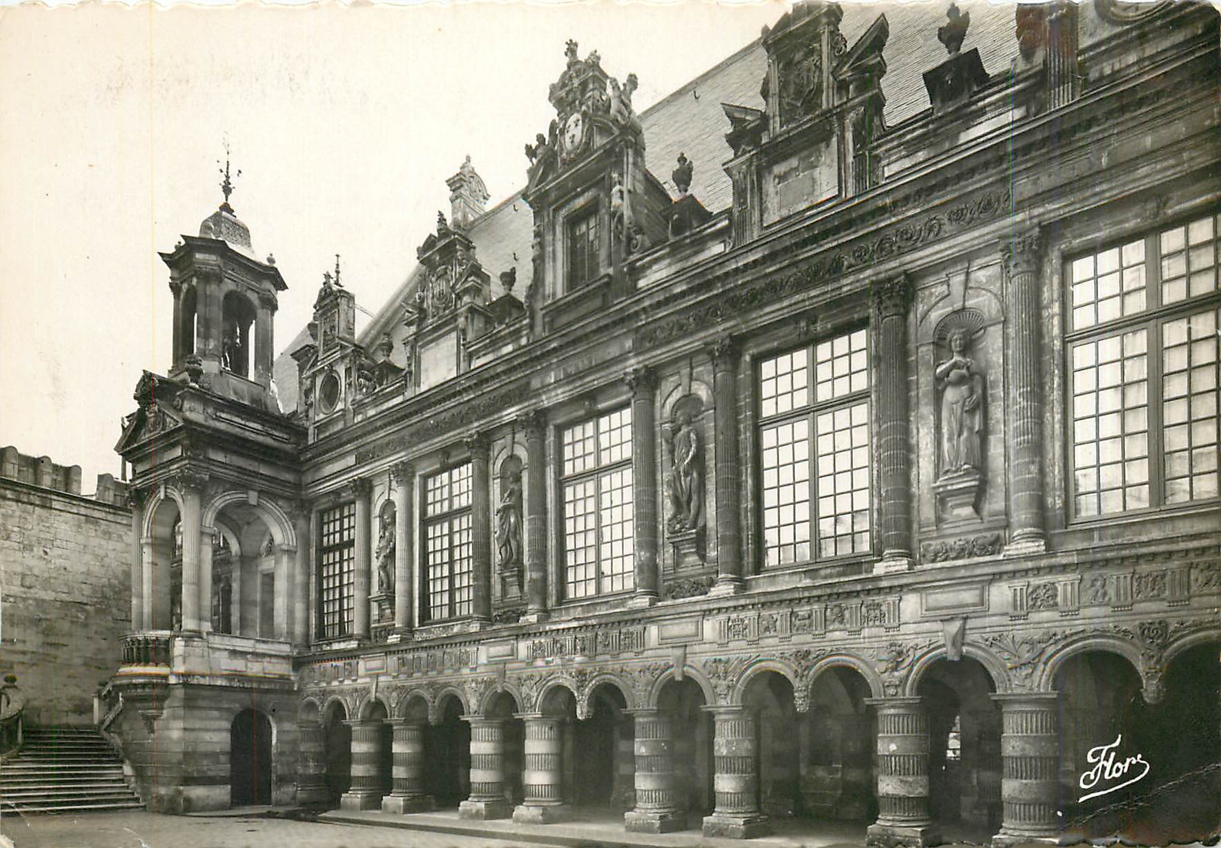 CPM La Rochelle L'Hotel de Ville La Cour d'Honneur 