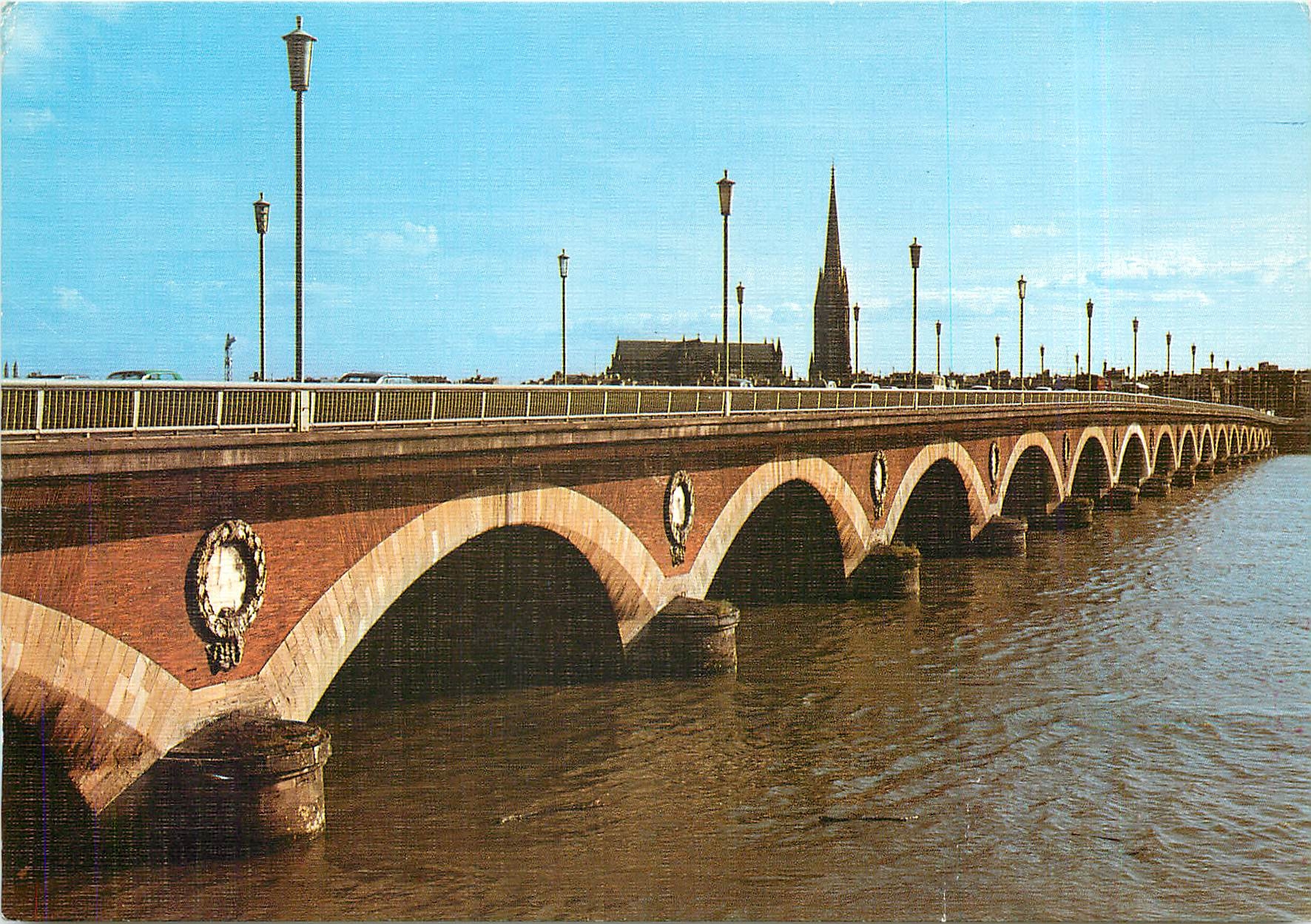 CPM Bordeaux Le Pont de Pierre et l'Eglise St Michel 