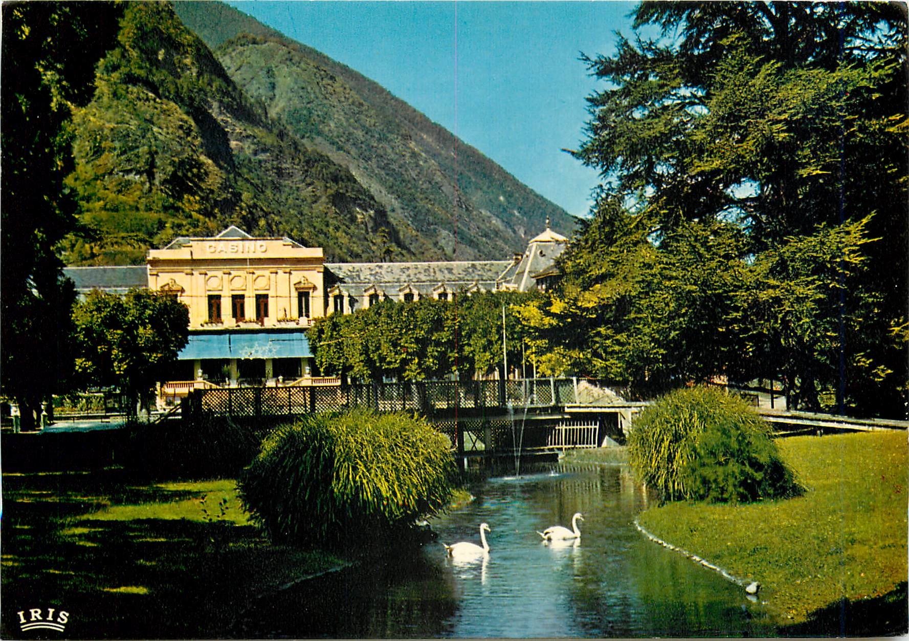 CPM Luchon La Reine des Pyrenees Le Casino et son lac 