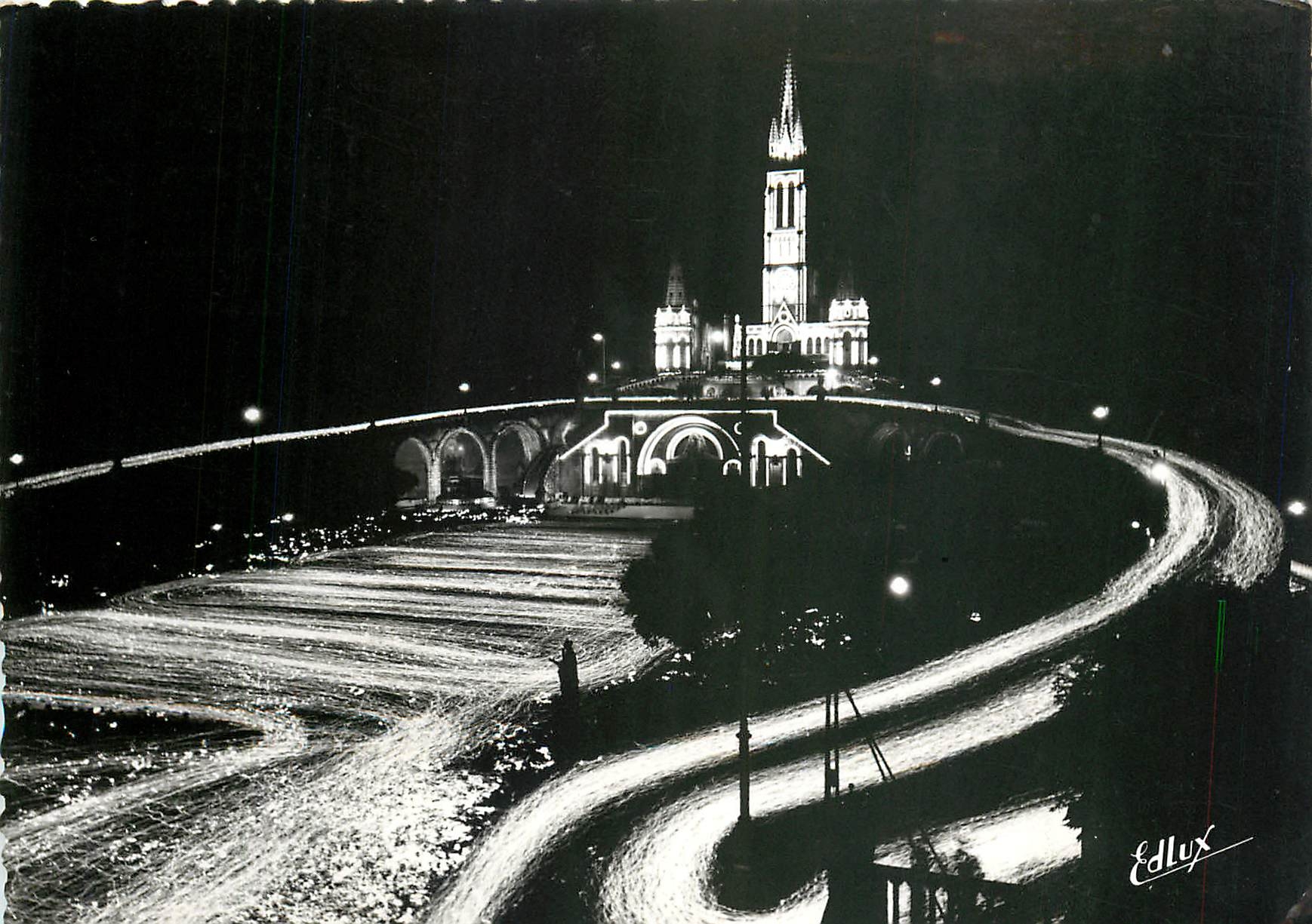 CPA Lourdes La Basilique illuminee et la Procession aux Flambeaux 