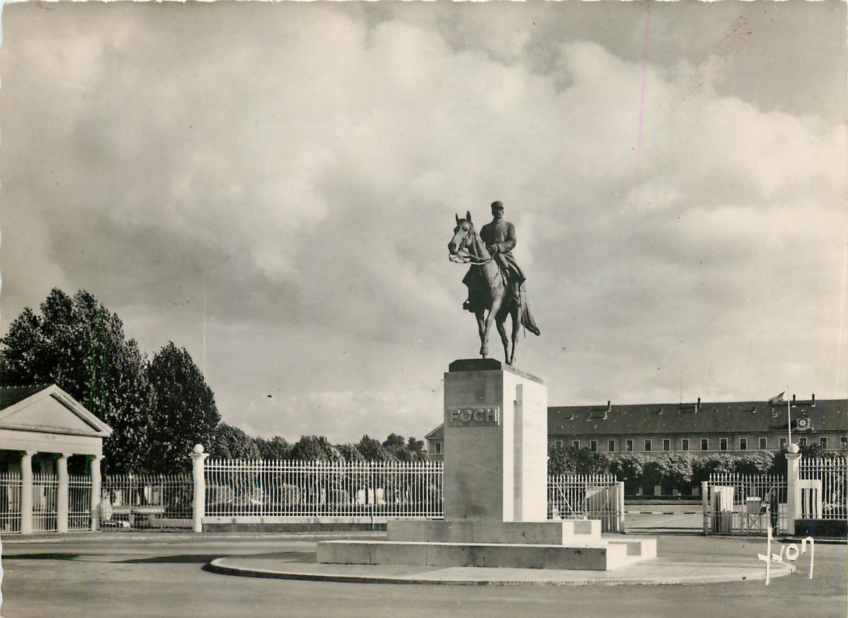 CPA Tarbes Htes Pyr Le Monument Foch et la Caserne 