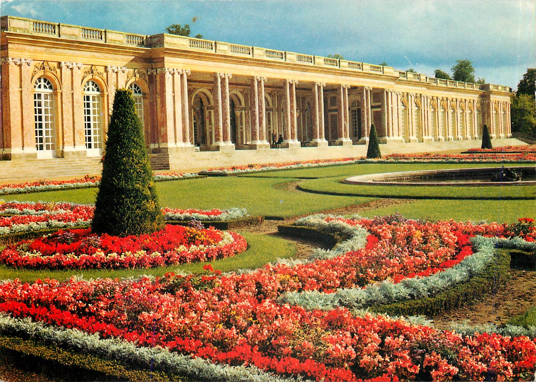 CPA Versailles Le Grand Trianon Le Jardir haut et l'Aile gauche 
