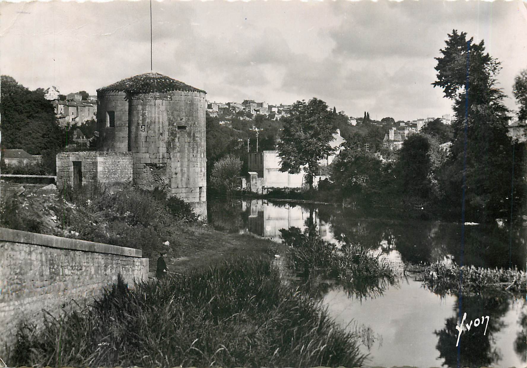 CPA Poitiers Vienne Ruines de l'Ancien chateau sur les Bords du Clain 