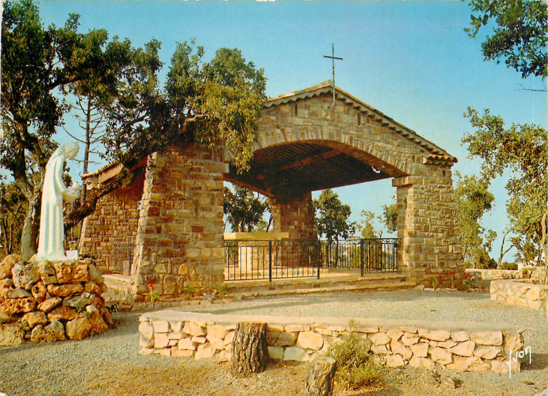 CPM La Cote d'Azur miracle de la nature Les Issambres Var La Chapelle des Dolmens 