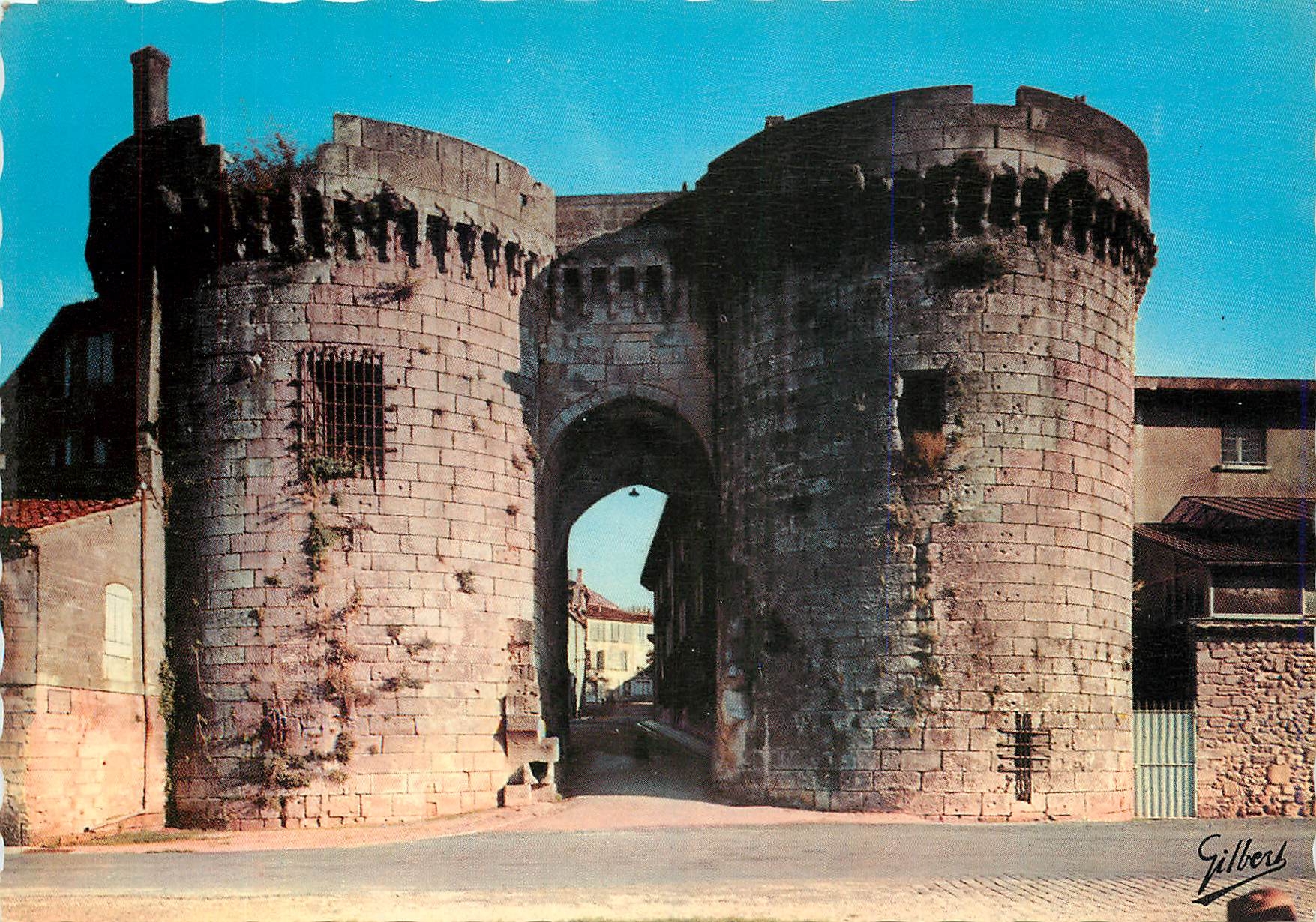 CPA Cognac Chte Les Tours restes de l'Ancien Chateau 