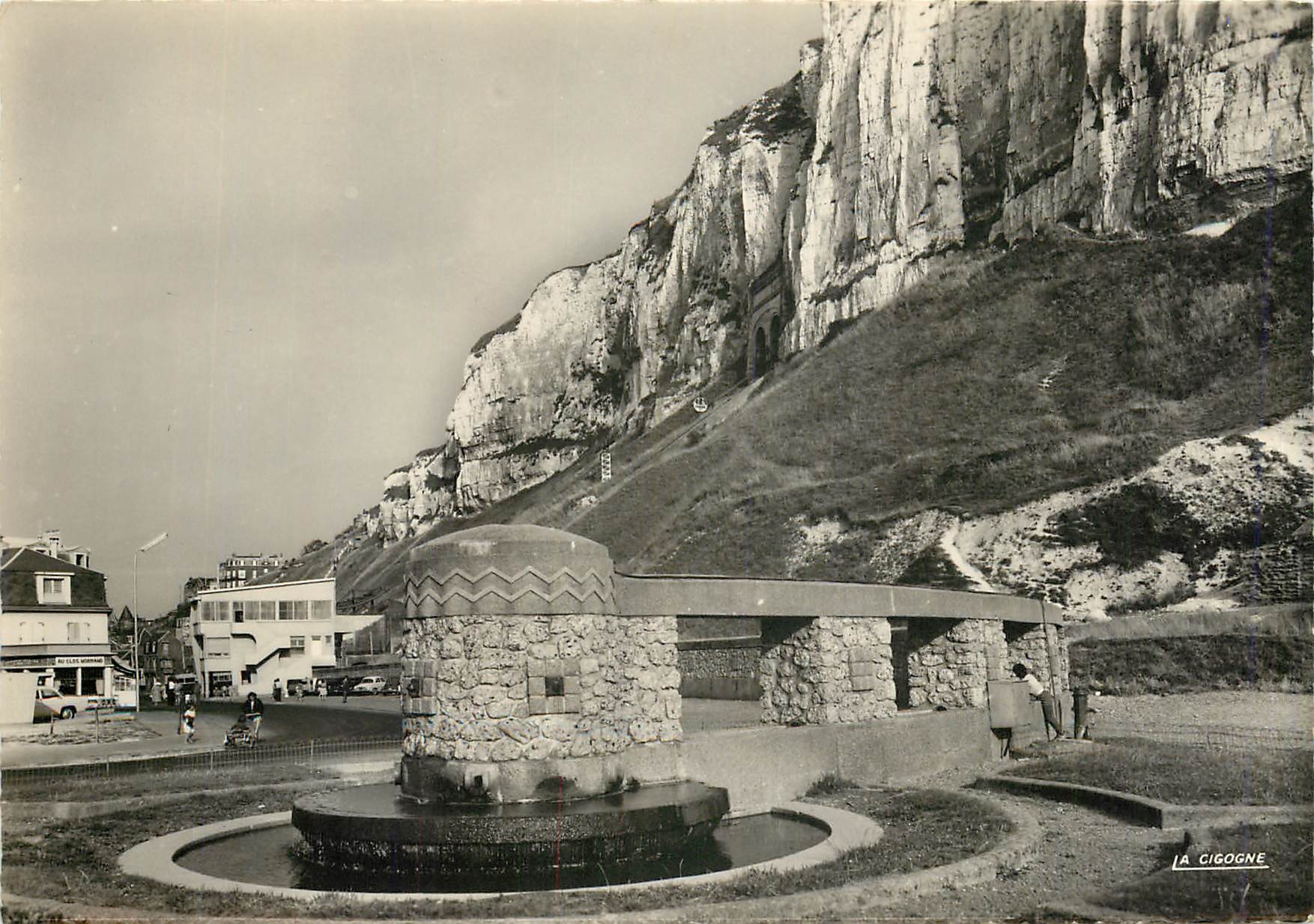 CPA Le Treport Seine Maritime La Fontaine et le telecabine 