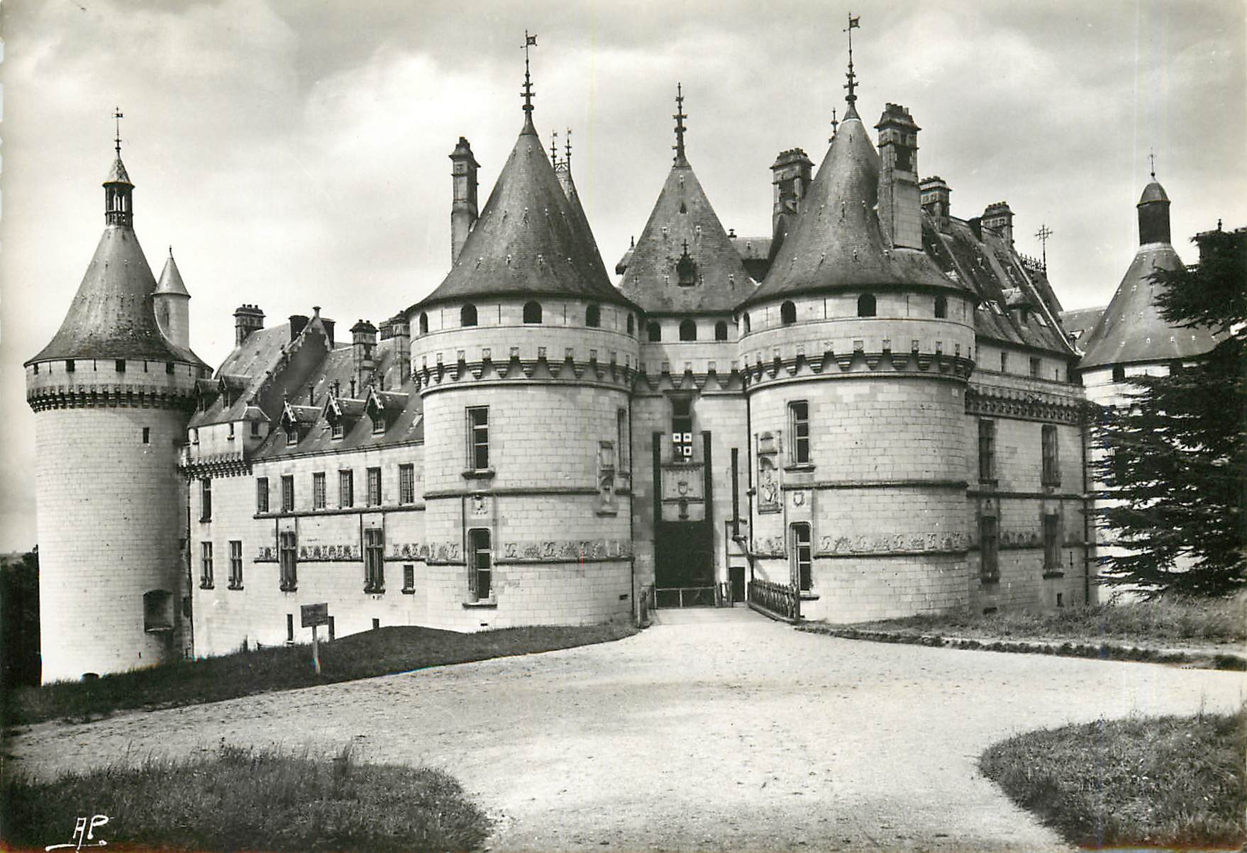 CPM Chaumont sur Loire Le Chateau L'Entree 