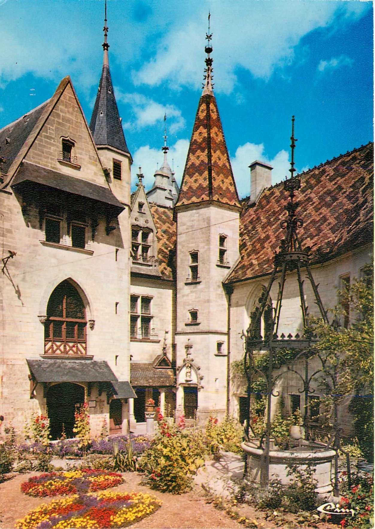 CPM La Rochepot Cote d'Or La cour du chateau et le puits 