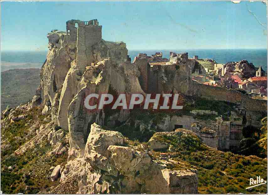 CPM Les Baux de Provence B du R Ruines du Chateau Seigneurial a droite le village 