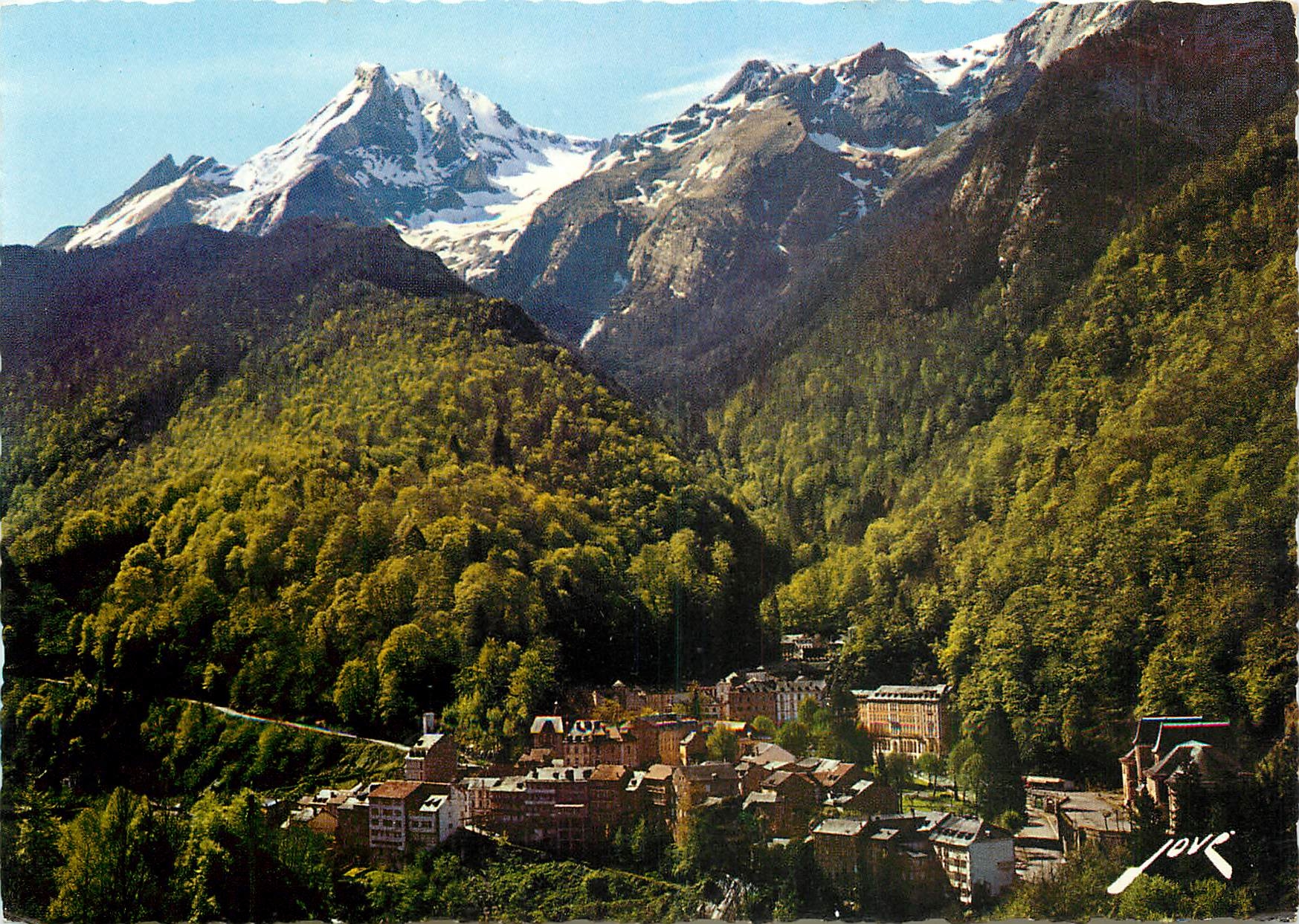 CPM Eaux Bonnes Vue generale Neige de printemps sur le Ger 