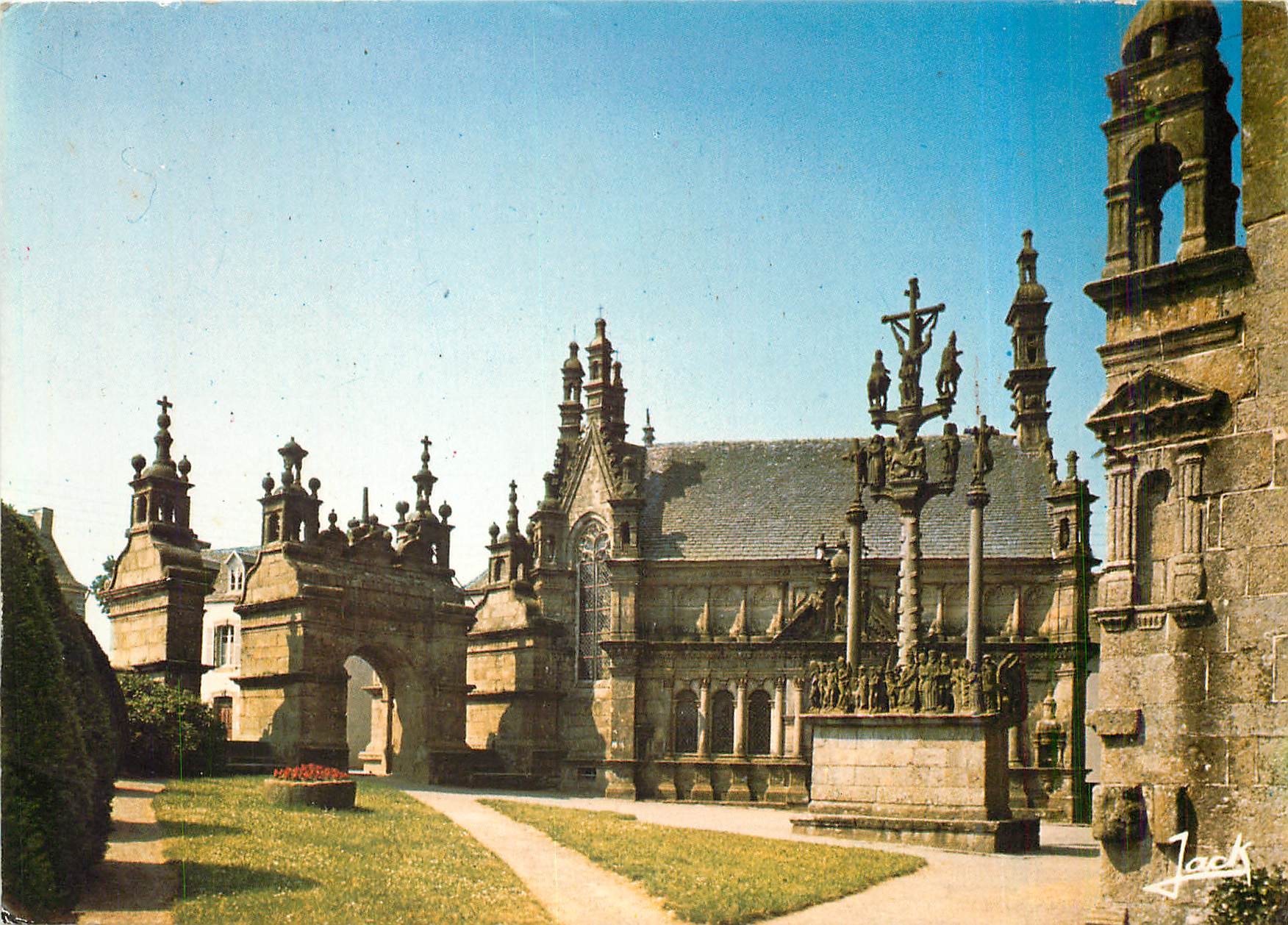 CPA Saint Thegonnec Le calvaire la chapelle ossuaire et la porte monumentale 