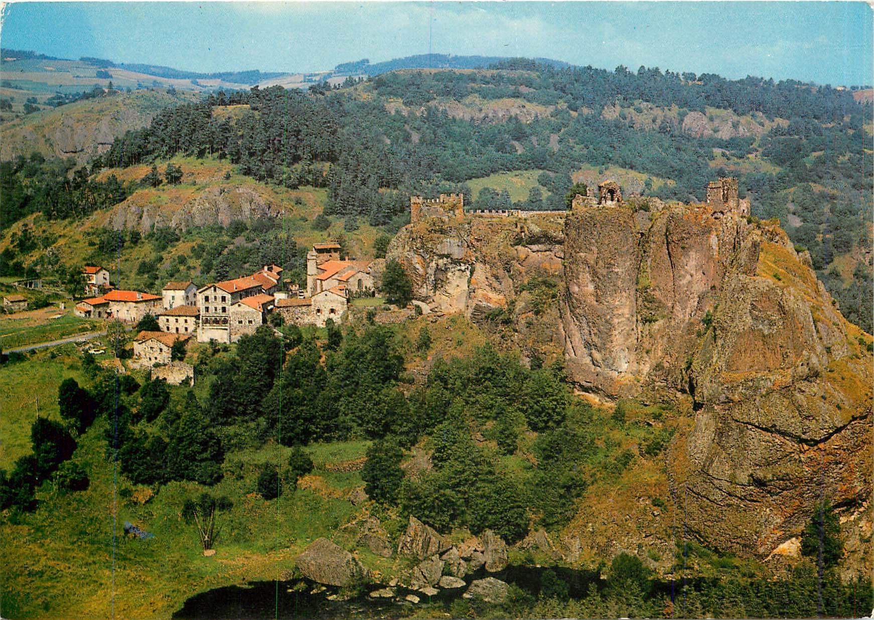CPA Arlempdes Haute Loire Le pittoresque village et son chateau feodal dominant la Loire 