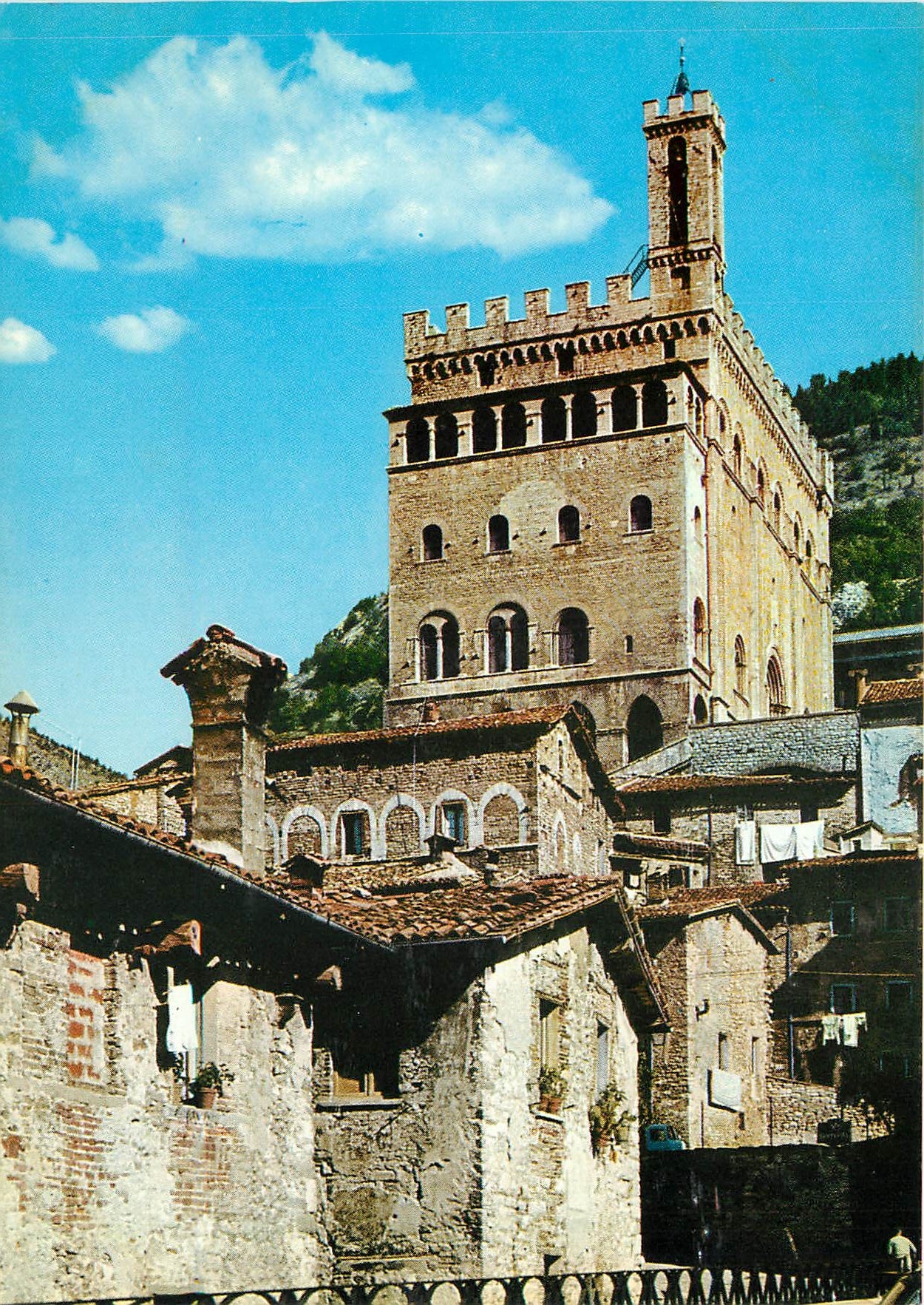 CPM Gubbio Palais des Consuls vu de place St Jean 
