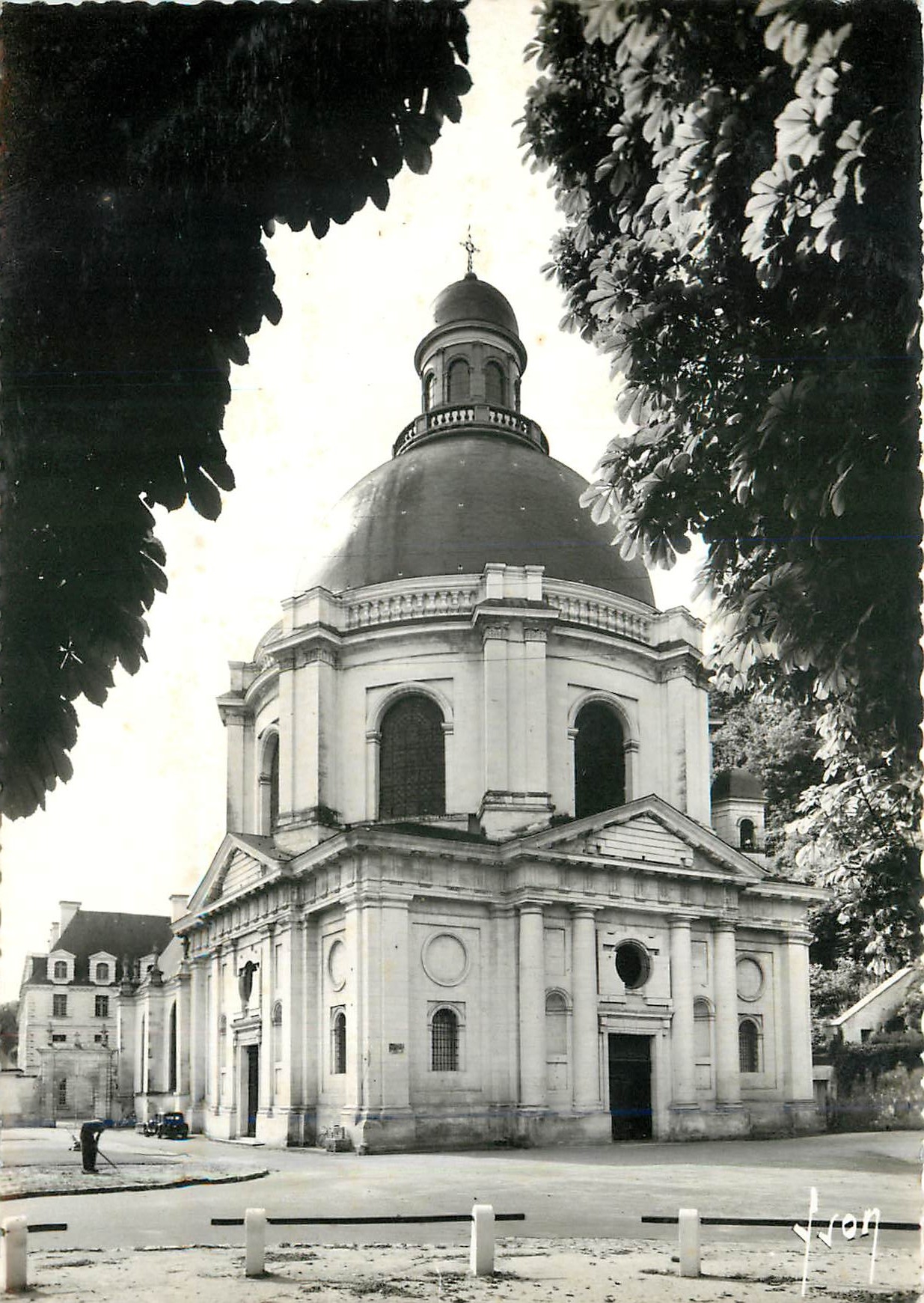 CPM Saumur M et L Eglise des Ardilliers 