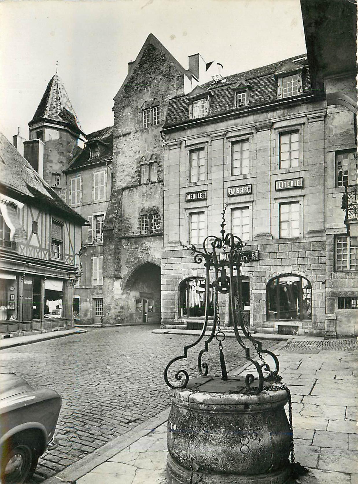 CPM Semur en Auxois C d'Or Porte Sauvigny et le Vieux Puits 
