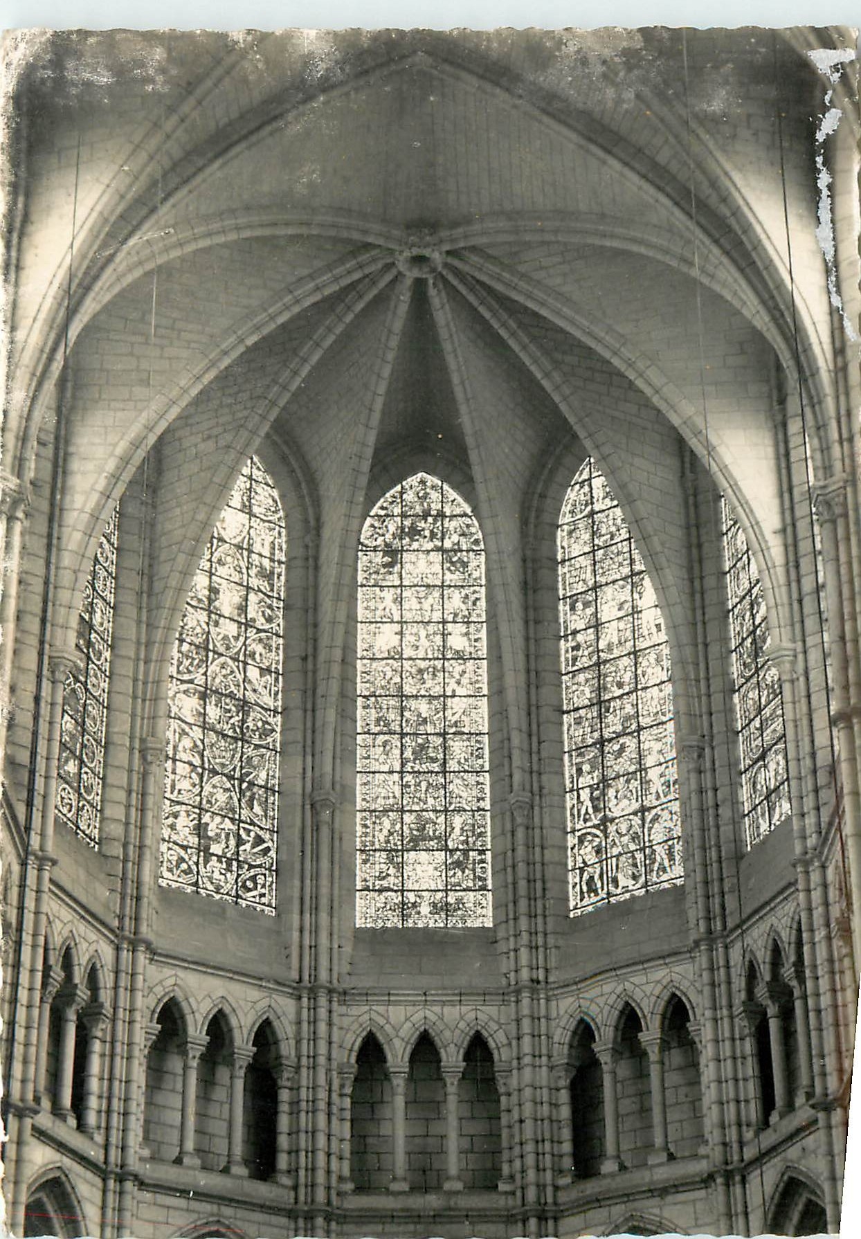 CPM Soissons Aisne La Cathedrale Vitraux du choeur 