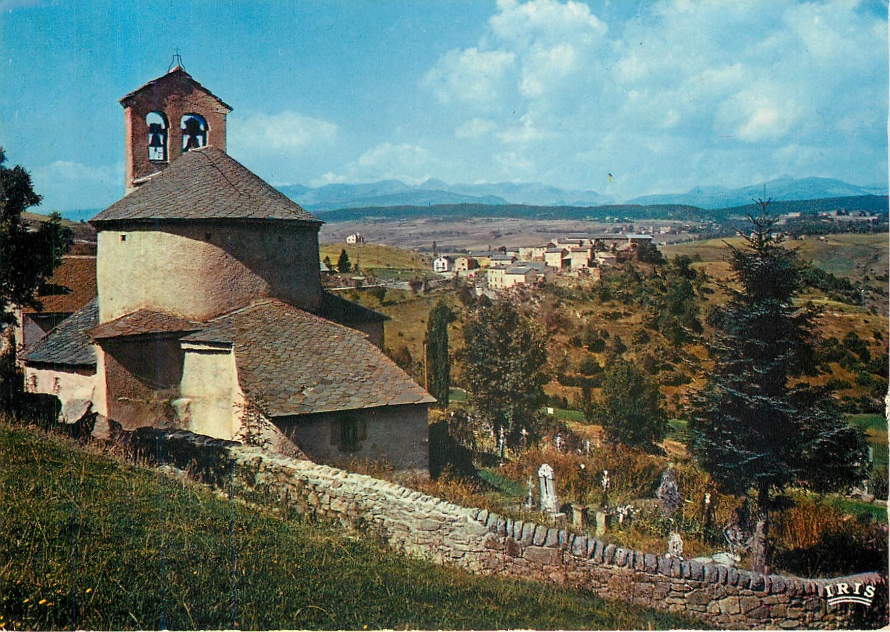 CPM La Cerdagne Francaise La tres curieuse eglise de Planes Au loin la citadelle de Mont Louis 