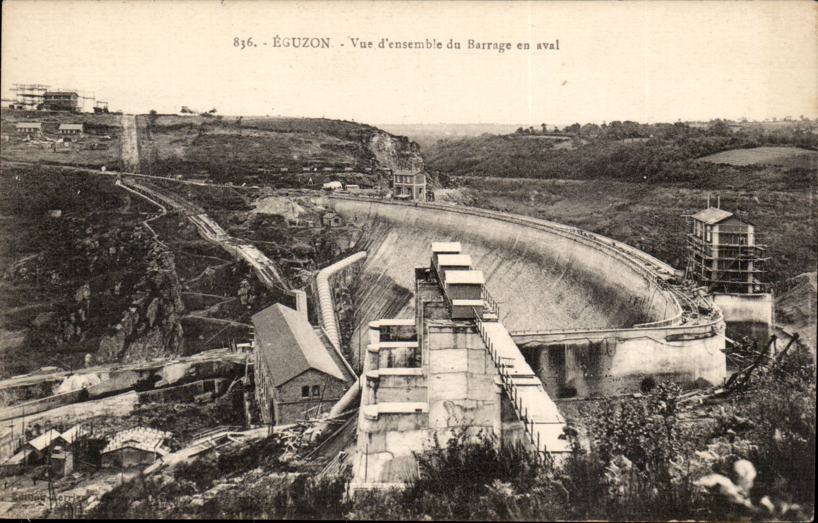 Eguzon CPA Vue d'ensemble du barrage en aval (barrage)