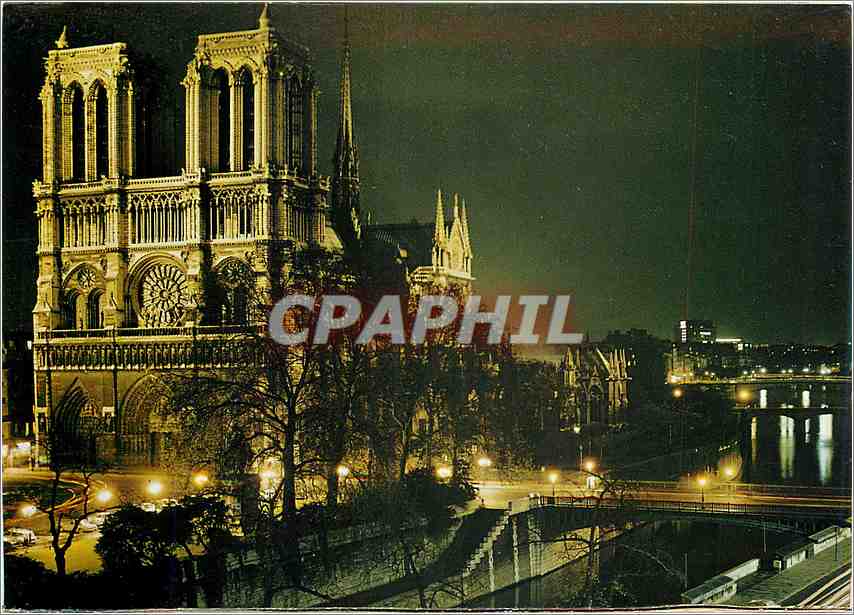 CPM Paris la nuit La Cathedrale Notre Dame de Paris illuminee 