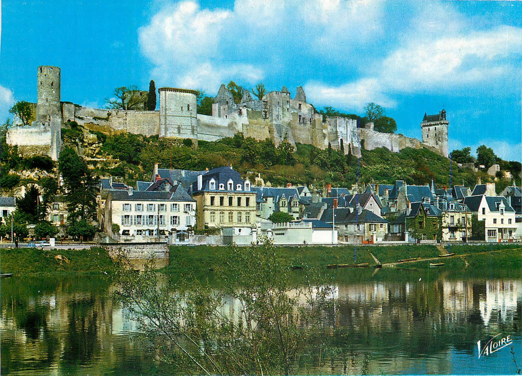 CPM Chinon Indre et Loire Le Chateau dominant la Vienne 