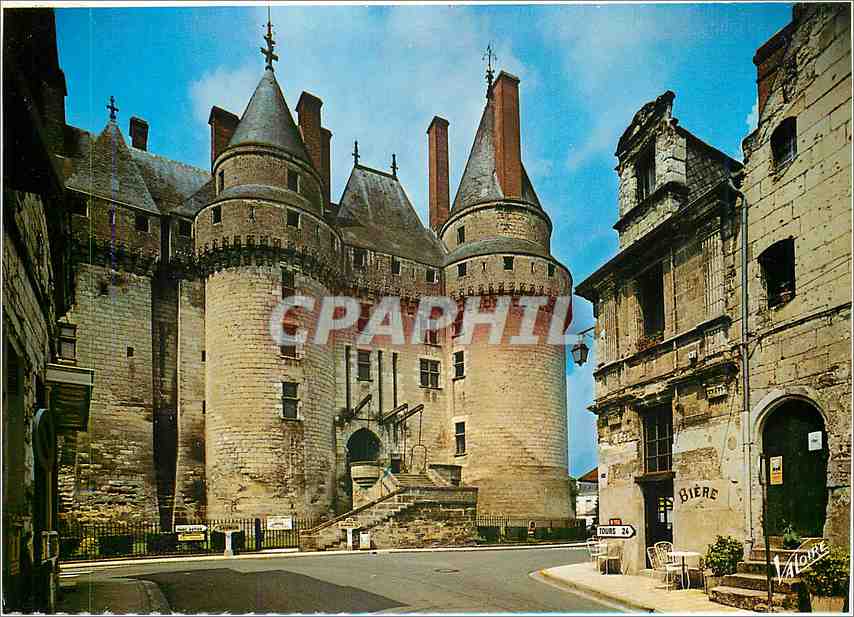 CPM L'Angeais Indre et Loire L'entree du Chateau du XV A droite la maison dite de Rabelais 