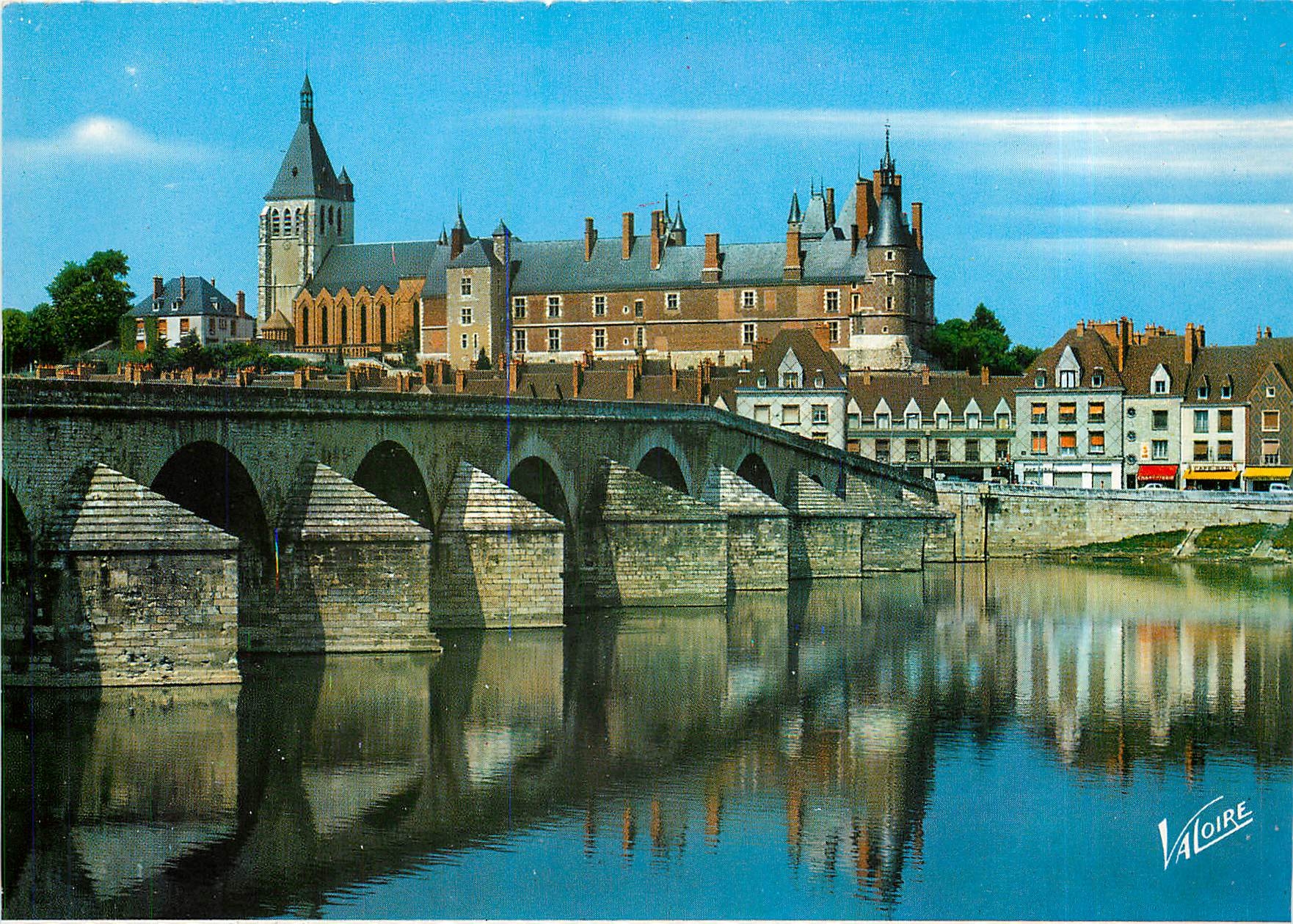 CPM Gien Loiret Le pont et son reflet dans la Loire. L'eglise Sainte Jeanne d'Arc et le chateau du X